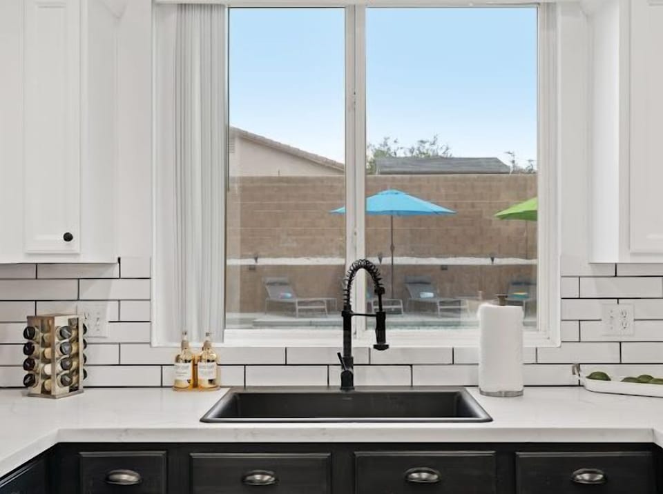 Modern kitchen with views to the pool 