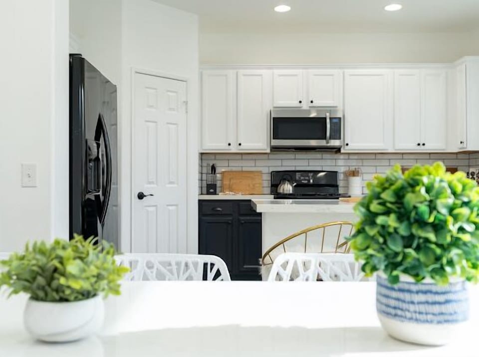 Kitchen and dining area that seats 10 at the table, 4 at the breakfast bar 