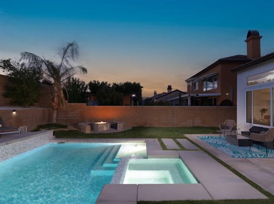 Night view by the pool and spa - stunning! 