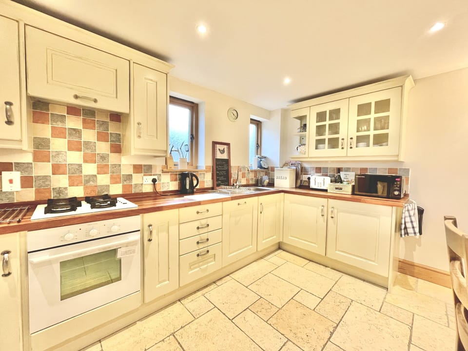 Lots of space in the kitchen.