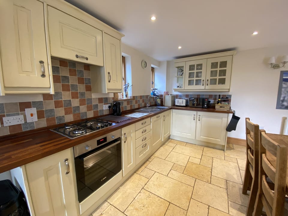 Large kitchen with everything you need.