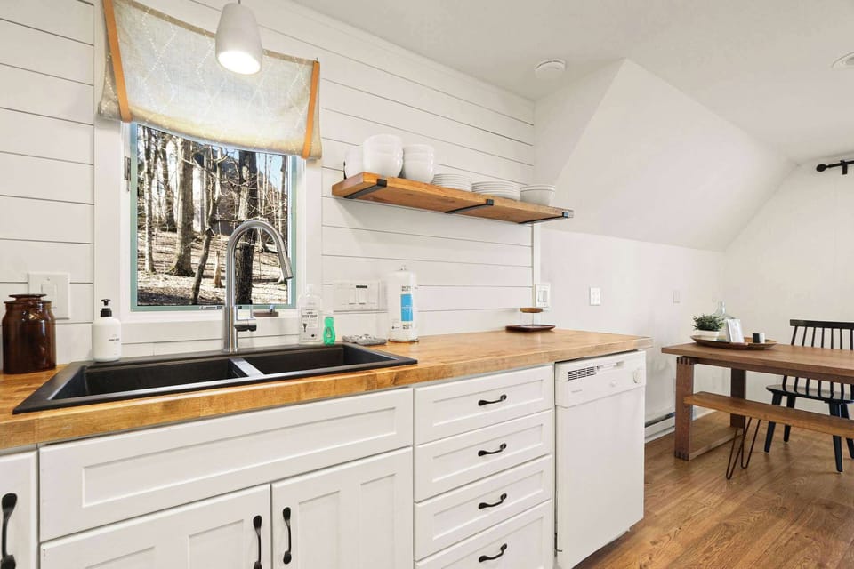 Enter our immaculate kitchen, where modern functionality harmonizes with pristine elegance, offering the ideal space to create delightful memories in the heart of Beech Mountain.
