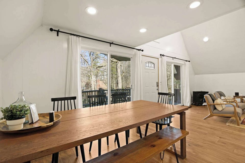 Savor moments of togetherness in our dining haven, perfectly framed by the majestic charm of Beech Mountain. 🍴🍃 #MountainRetreat