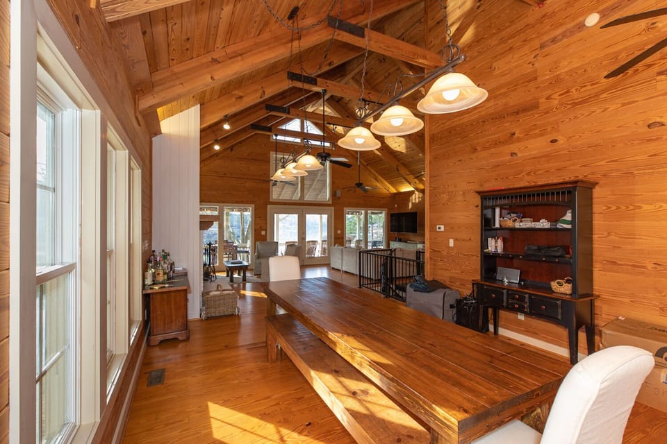 Plenty of space for meal time. 