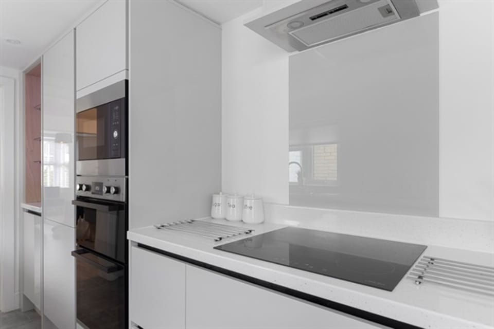 An easy kitchen to use, fully equipped and all new appliances to a high specification.