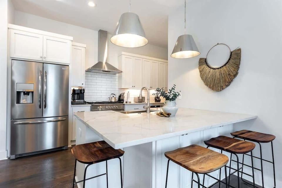 Kitchen island with 4 wooden stools, ideal for coffee and conversation.