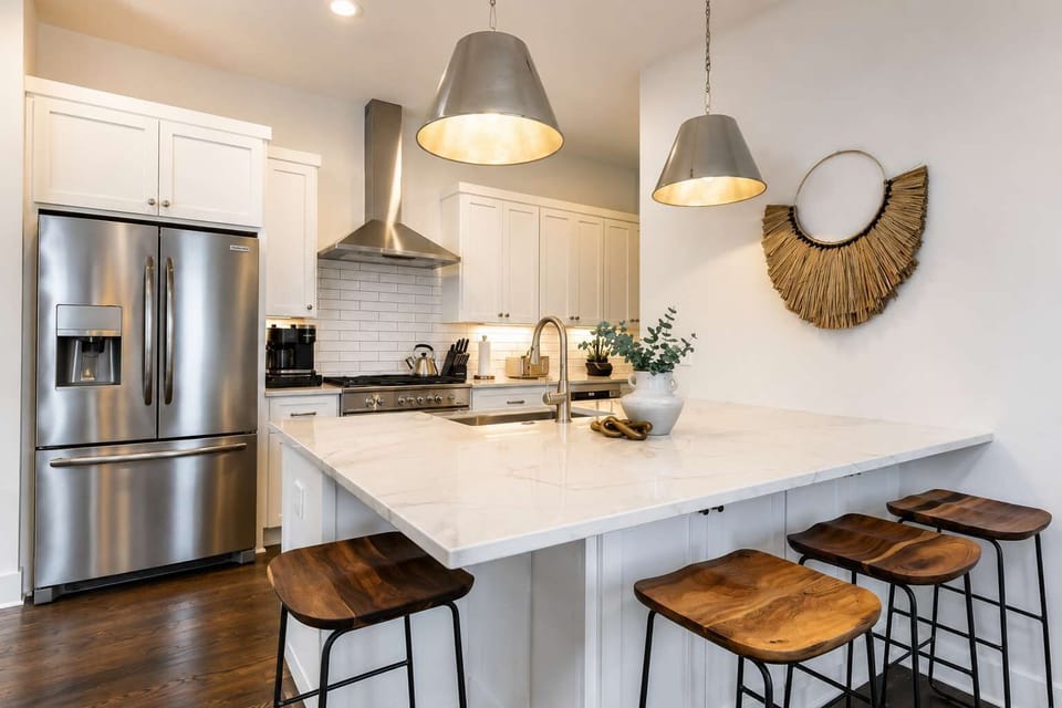 Kitchen island with 4 wooden stools, ideal for coffee and conversation.