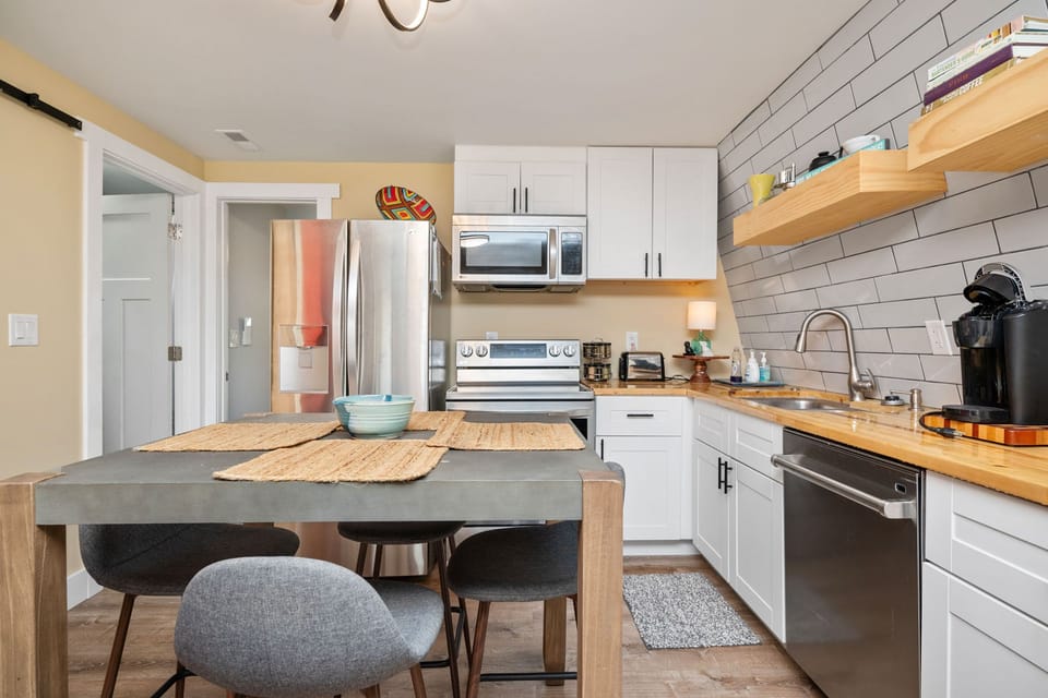 Kitchen Eat-in - 1st Floor West