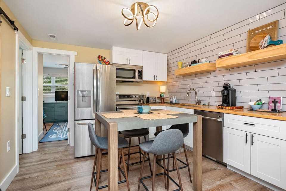 Kitchen Eat-in - 1st Floor West