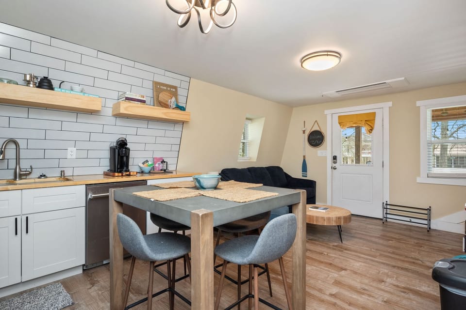 Kitchen Eat-in / Living Area - 1st Floor West