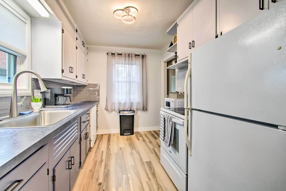 Kitchen | Coffee Maker | Toaster | Complimentary Spices