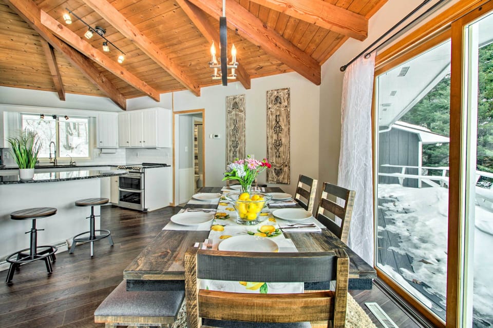 Dining Area | Dishware/Flatware Provided