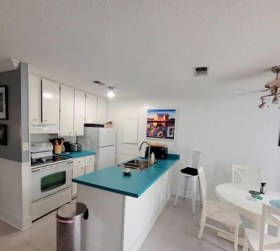 fully equipped kitchen. 