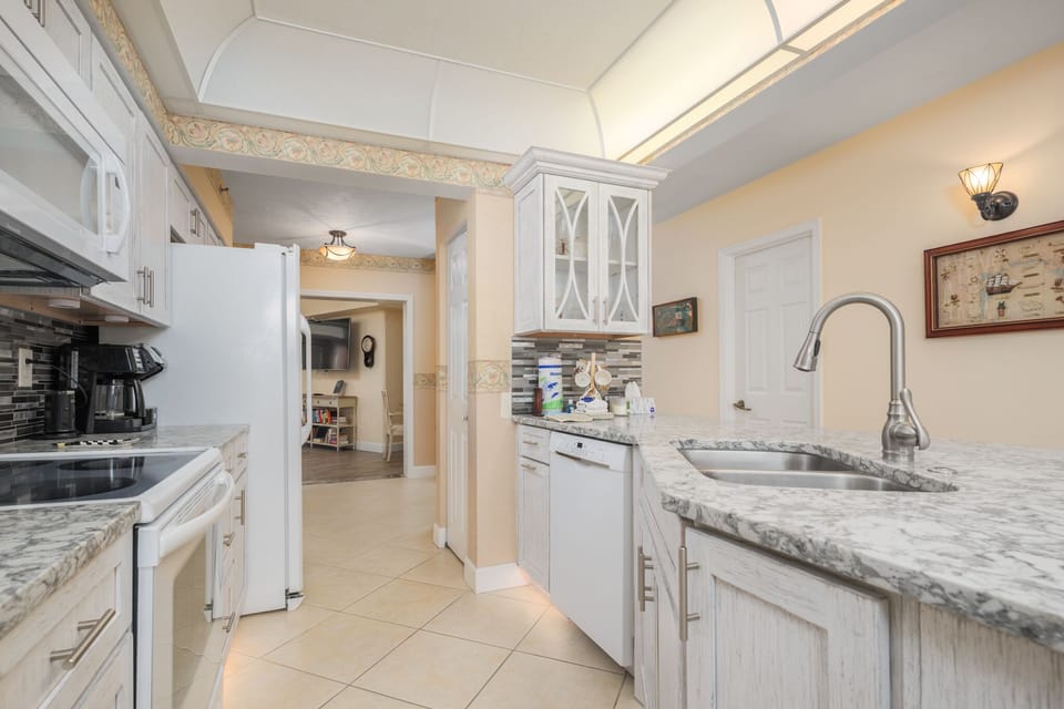 Fully Equipped Kitchen with Breakfast Bar