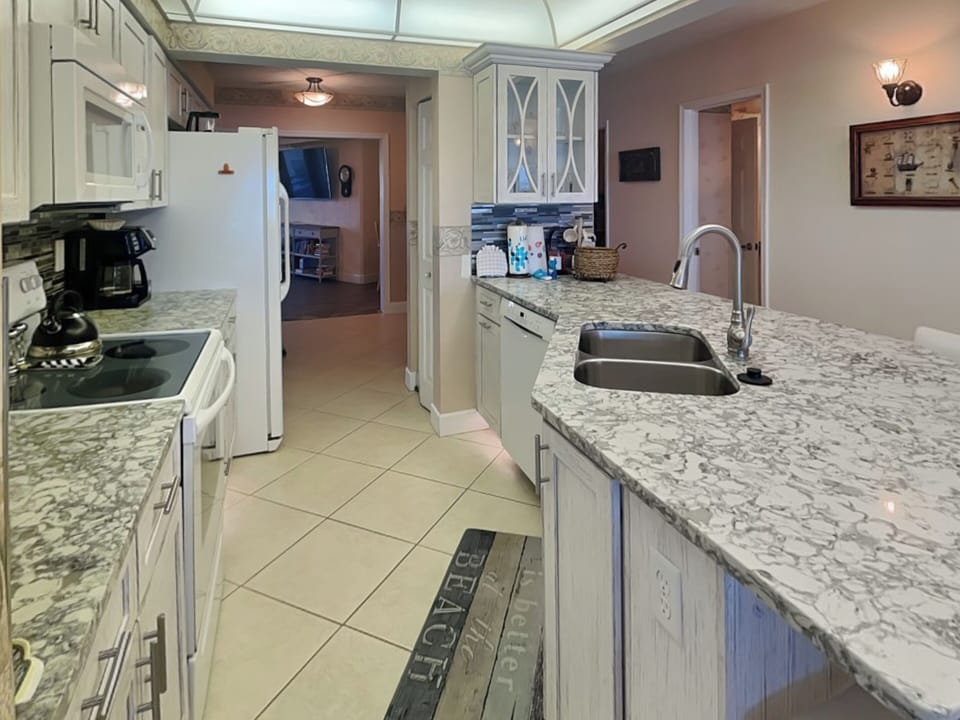 Fully Equipped Kitchen with Breakfast Bar