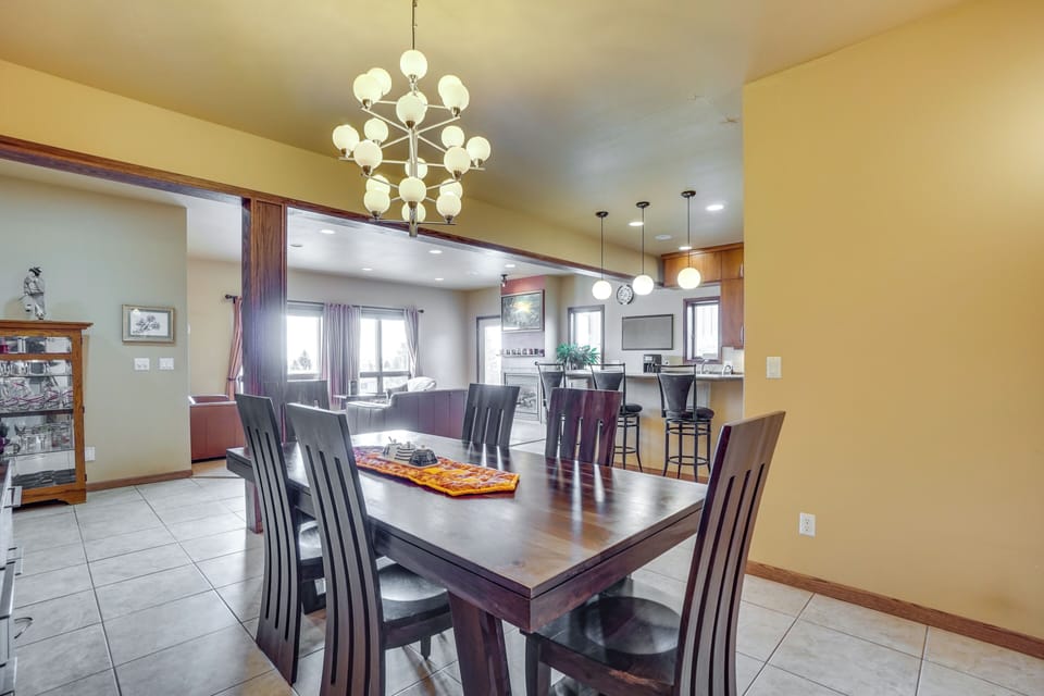 Dining Area | Dishware Provided