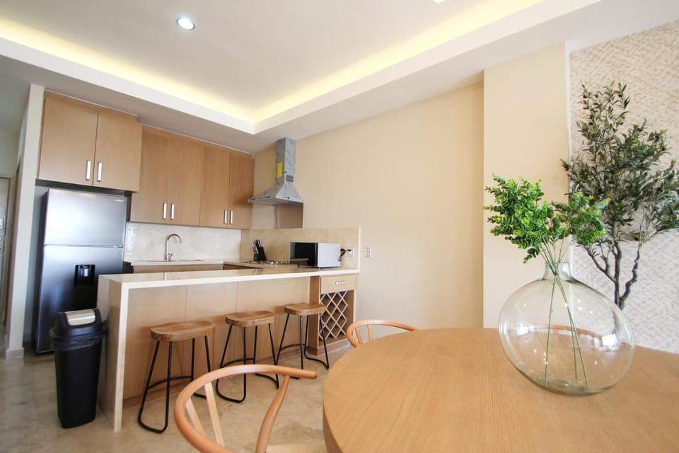 Stunning Marina Condo with Pool, Gym and Restaurant (105)