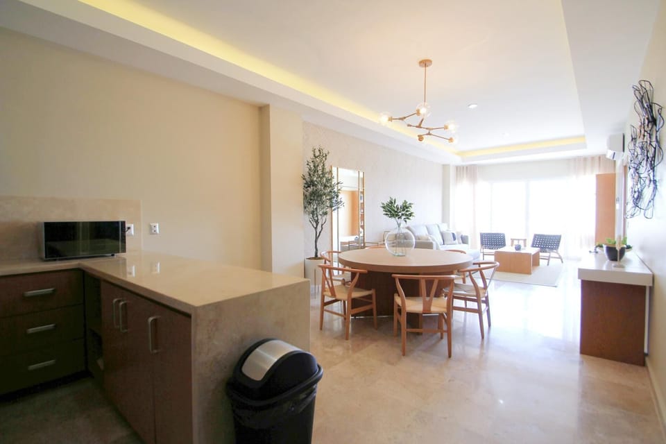 Stunning Marina Condo with Pool, Gym and Restaurant (104)