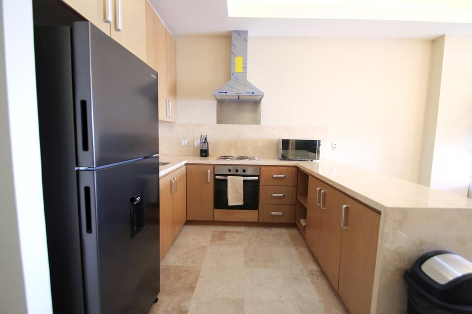 Stunning Marina Condo with Pool, Gym and Restaurant (103)