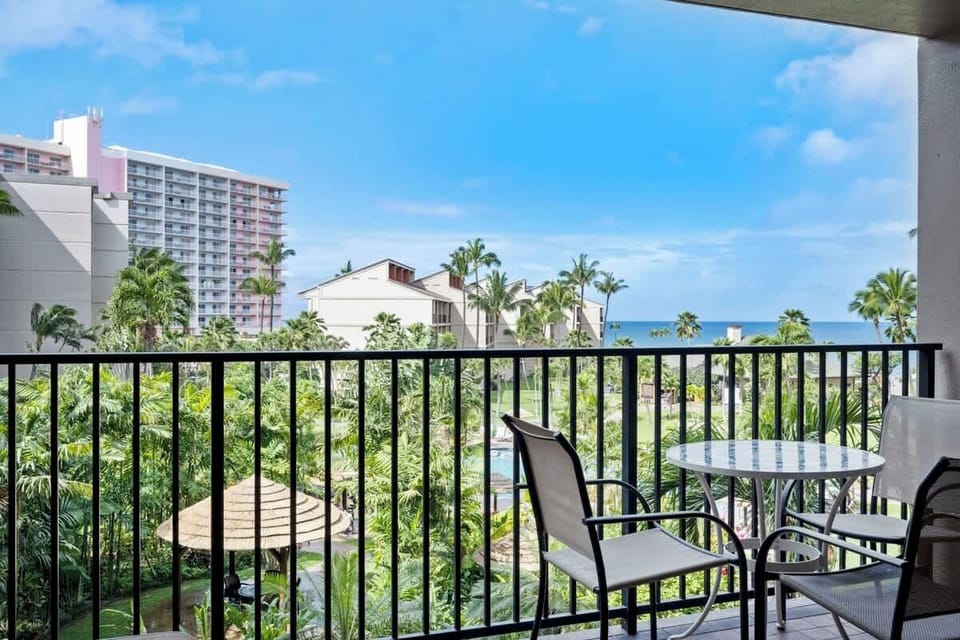 Dine from your ocean view private shaded lanai. 