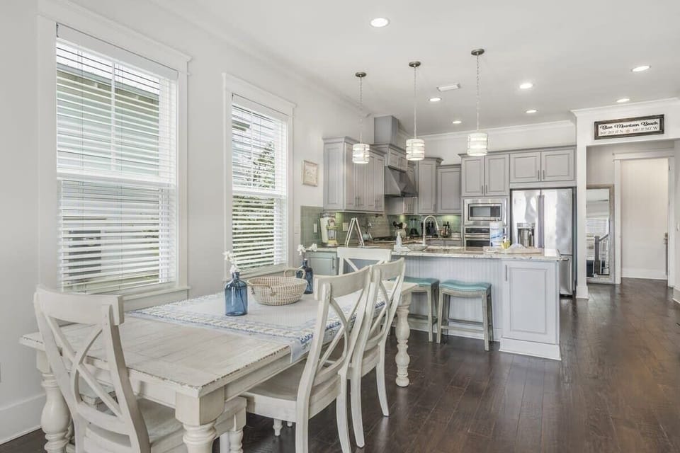 Dining room &amp; Kitchen!
