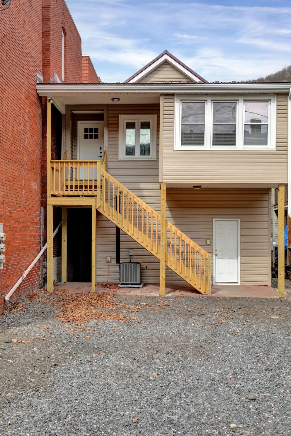 Entrance and Parking for 4 vehicles at rear of building