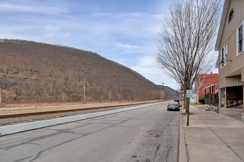 Street & mountain view looking east on Erie Avenue