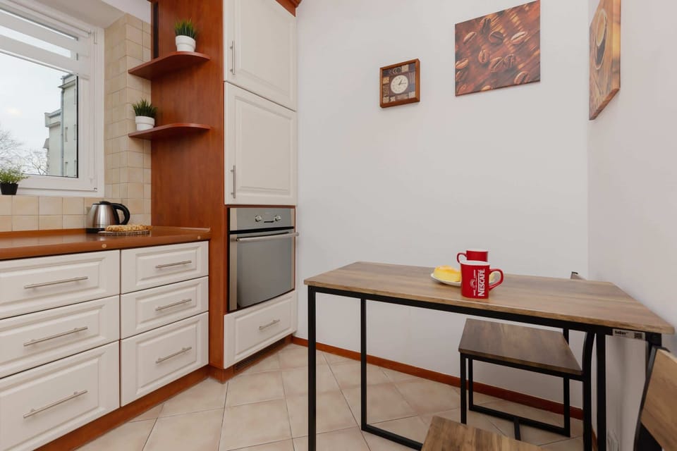 Kitchenette with plenty of kitchen utensils and dishes. 