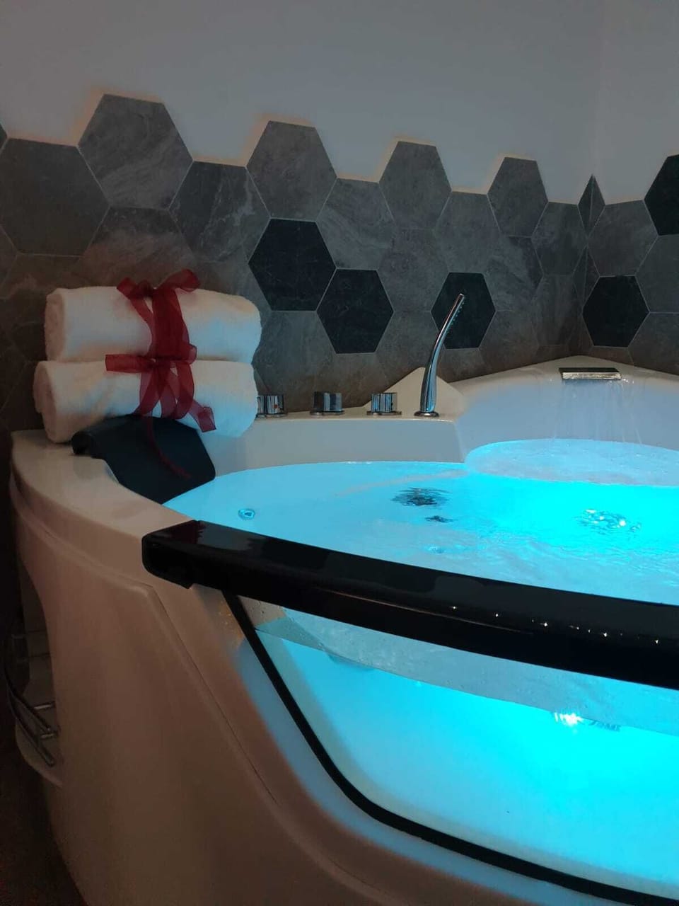 Indoor spa tub