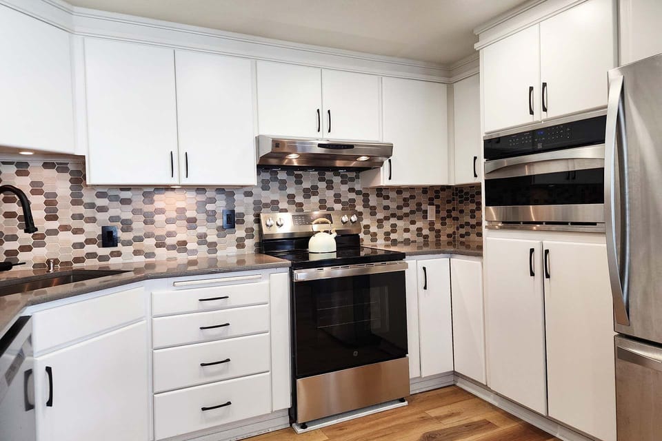 Enjoy this full kitchen with all the bells and whistles!