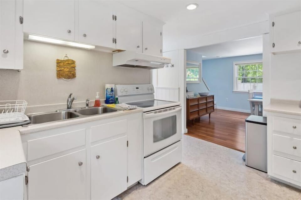 Kitchen flow to dining room
