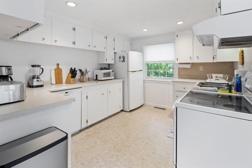 Well equipped kitchen with ample counter space