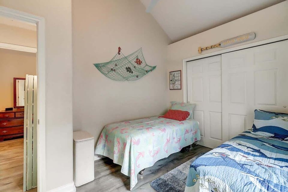 Second Bedroom with Two Twins. 