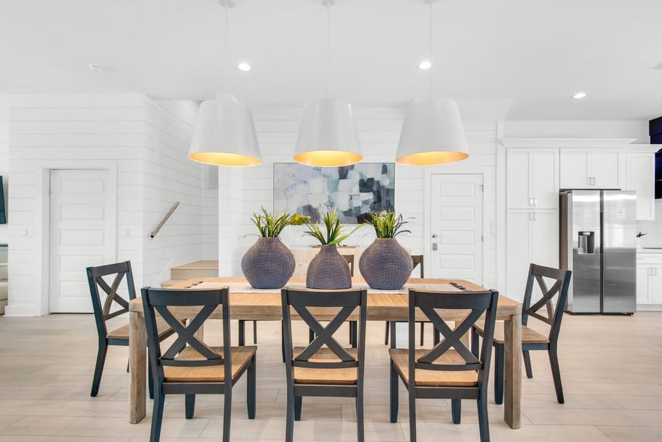 Nautilus preens magazine-quality nouveau beach decor throughout!