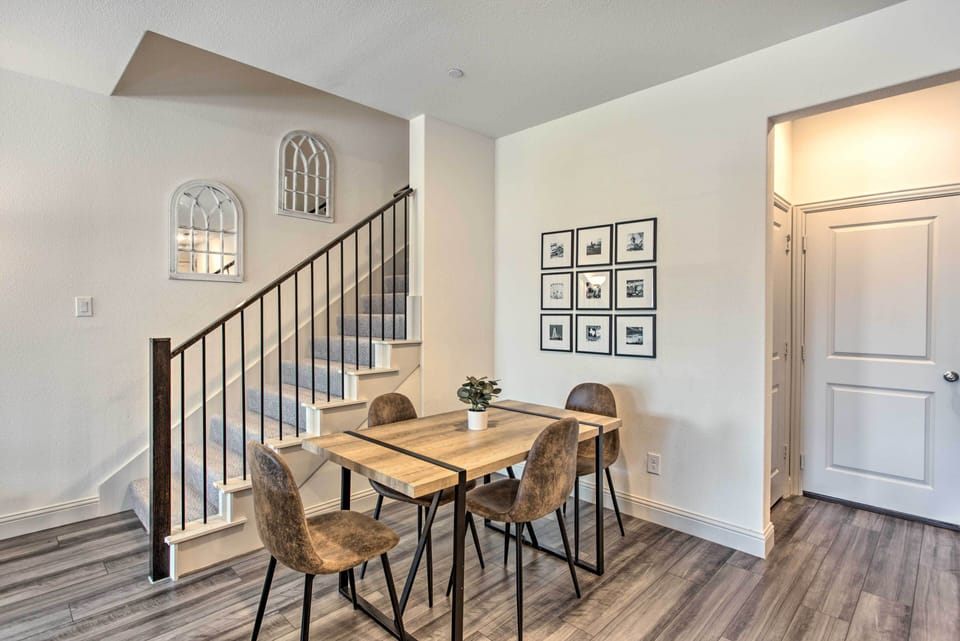 Dining Area | Dishware & Flatware Provided | Central Air Conditioning & Heating
