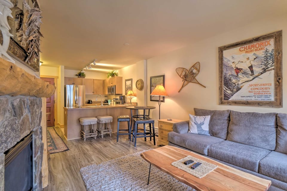 Home Decor, Furniture, Indoors, Living Room, Table