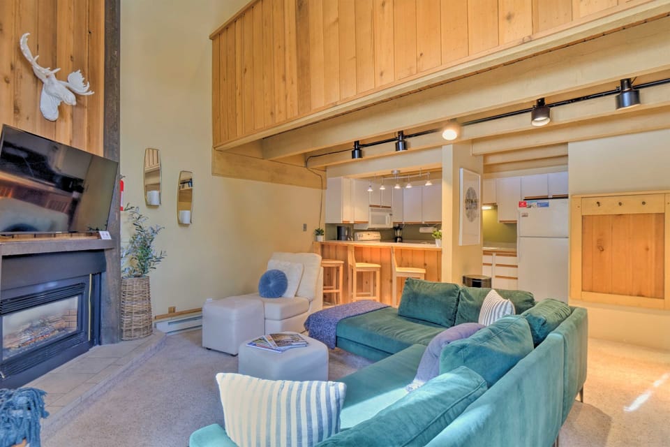 Indoors, Furniture, Living Room, Home Decor, Couch