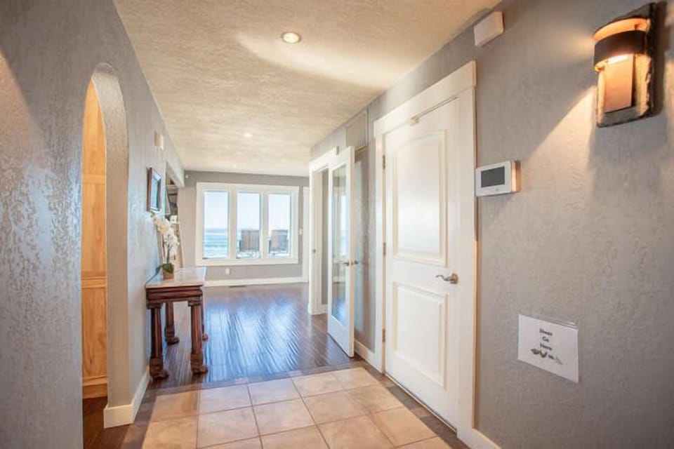Main Level Foyer (2)