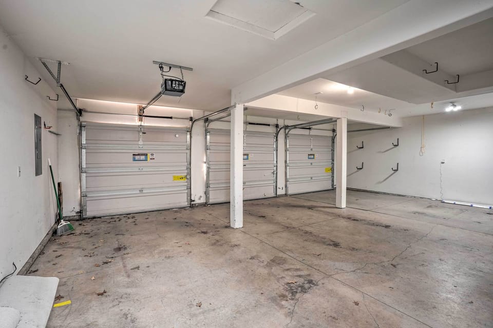 Parking | Garage (3 Vehicles)