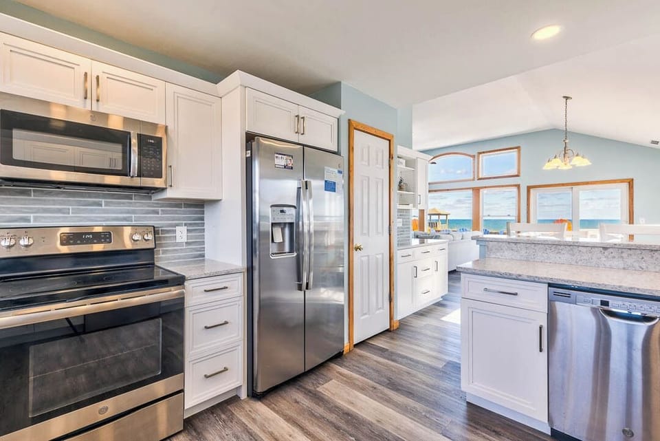 Top-Level Kitchen with Bar (seats 3)