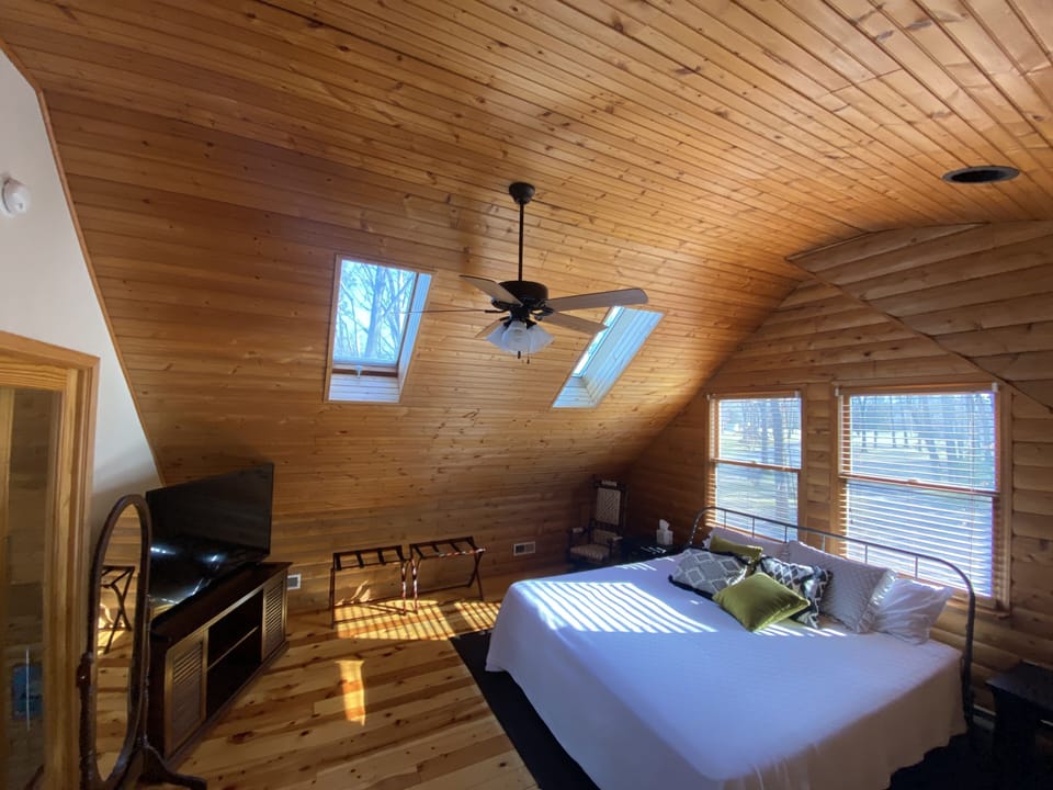 Upper Level Master Suite with Full En Suite Bathroom 