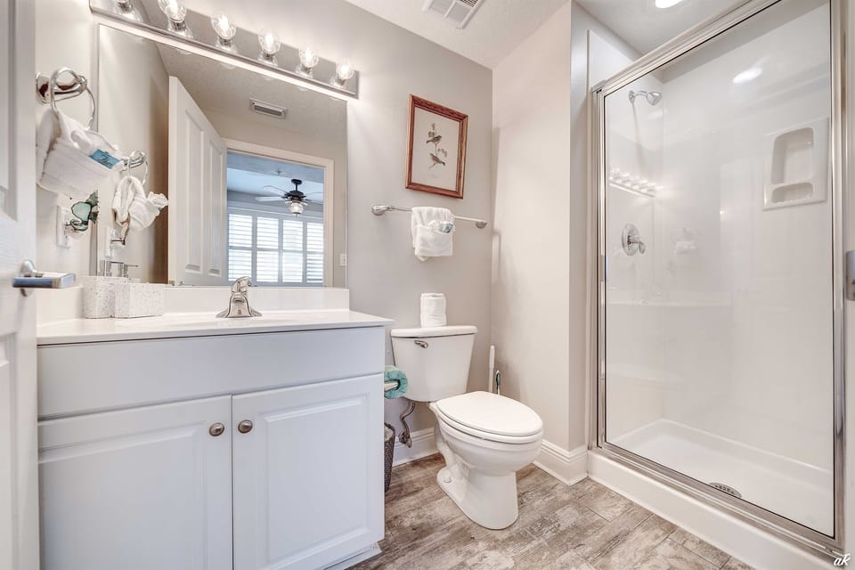 2nd bedroom bathroom w/ shower