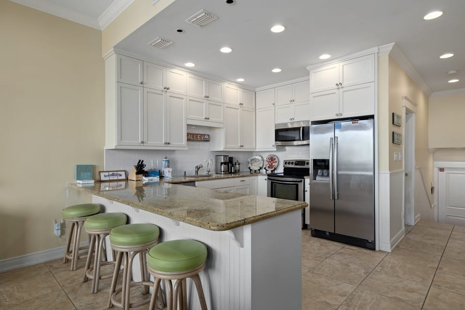 Fully Equipped Kitchen with Breakfast Bar