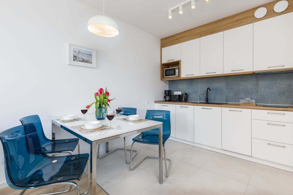 Kitchenette with plenty of kitchen utensils and dishes. 