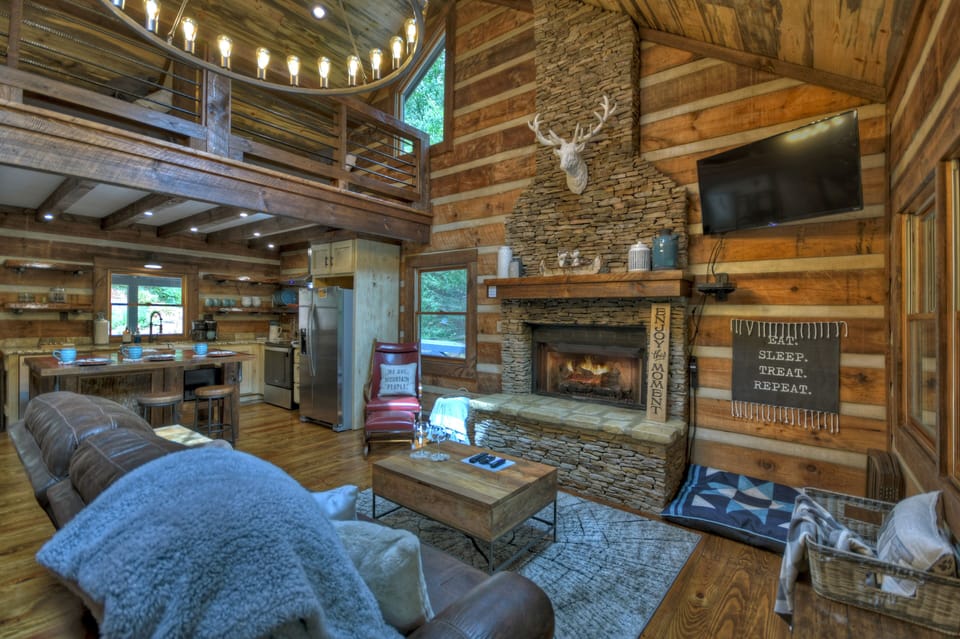 Spectacular creek front, pet friendly cabin rental in North GA