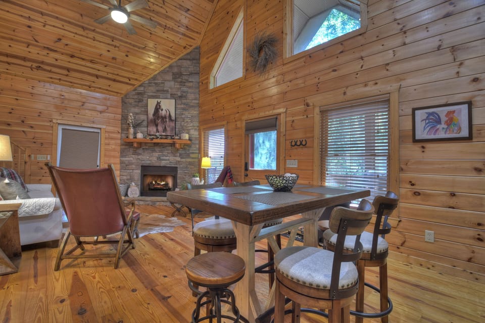 Whispering Creek - Adorable Pet Friendly Ellijay Cabin Rental
