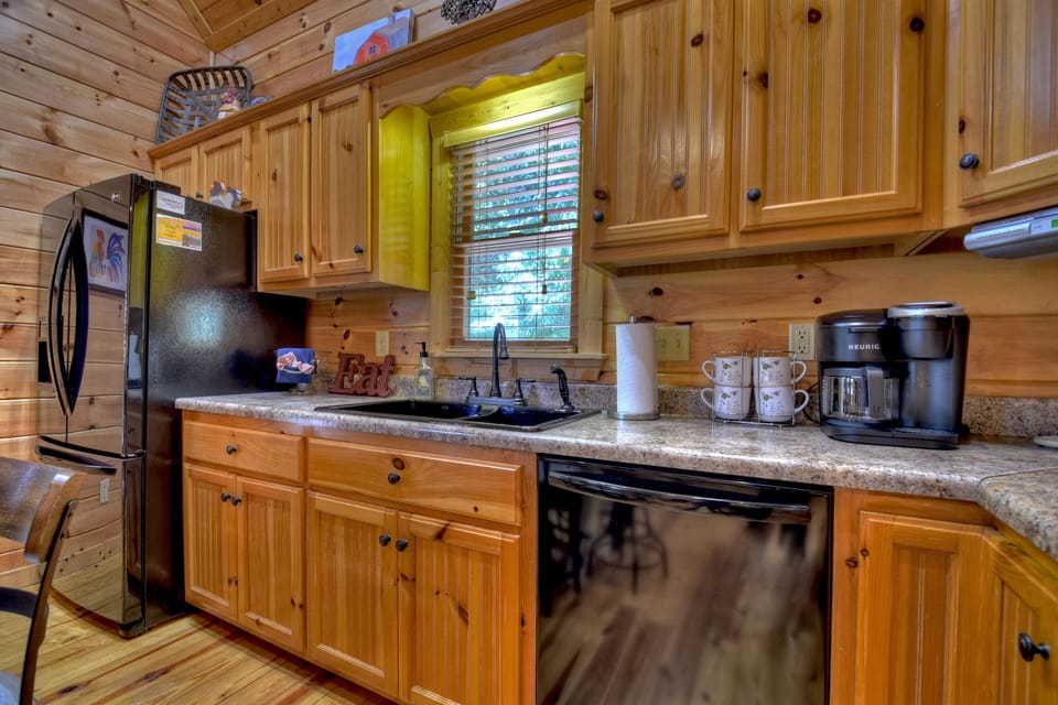 Whispering Creek - Adorable Pet Friendly Ellijay Cabin Rental
