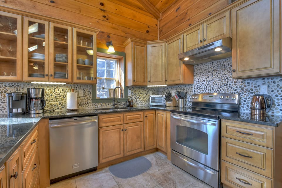 Whiskey Bear - Beautiful Fully Stocked Kitchen