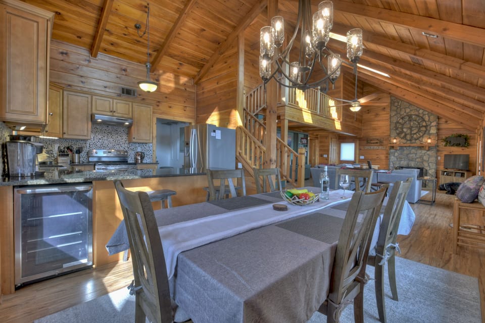Whiskey Bear - Eat In Kitchen With Seating For Six