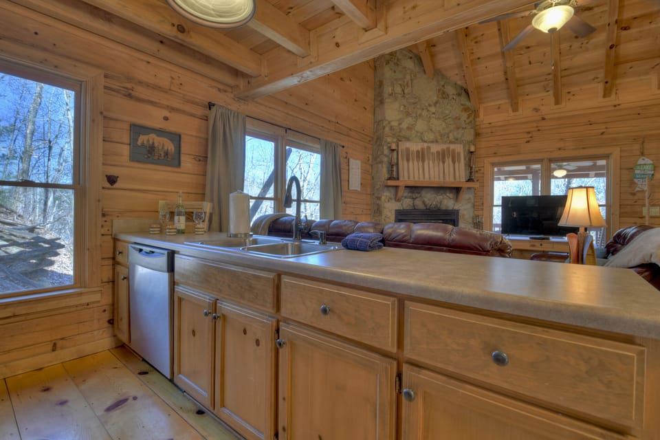 AJ's Lakehouse - Beautiful Views From The Cabin Windows